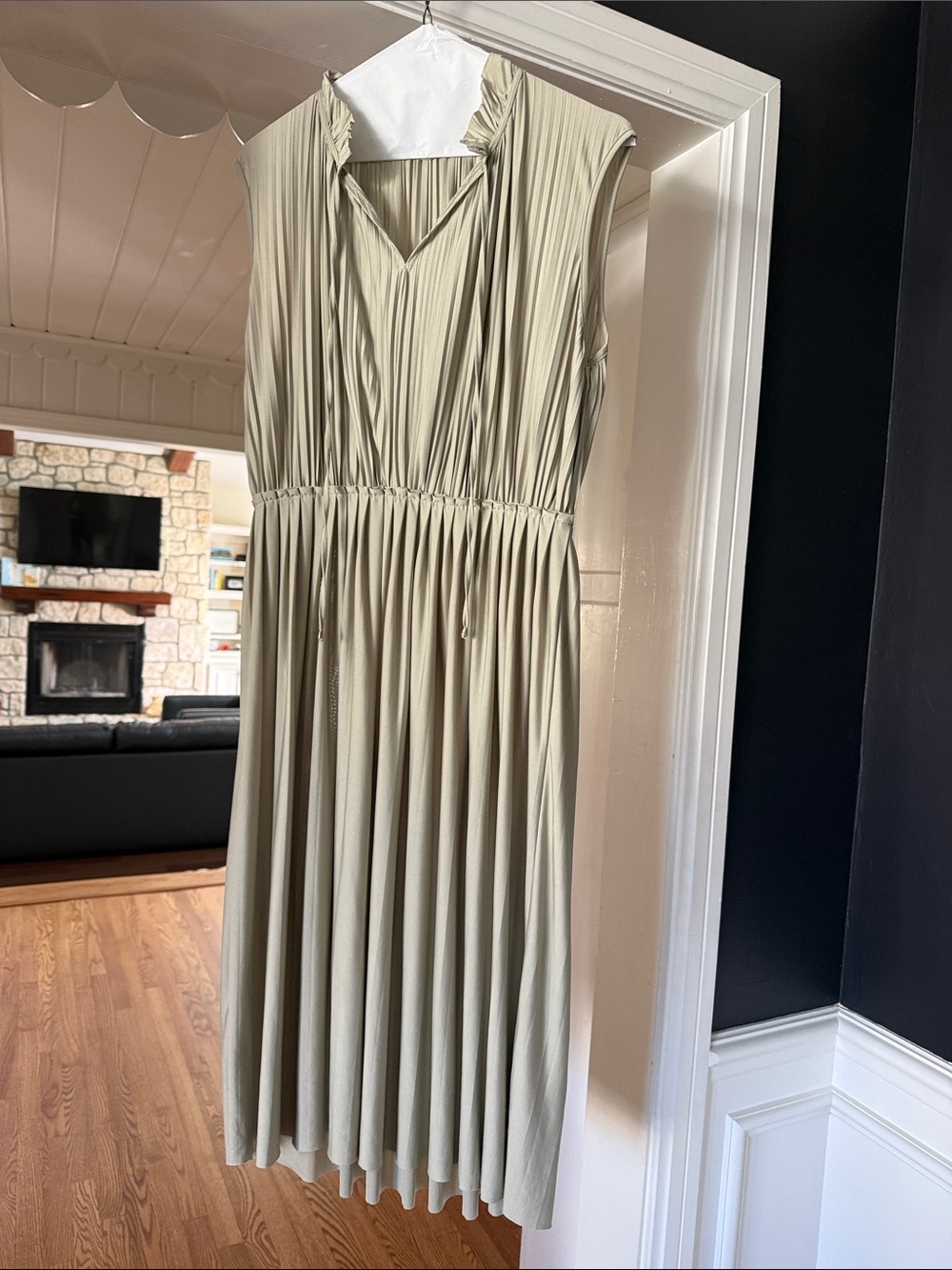 H&Medium Pleated Midi Dress in Green Size Medium Like New